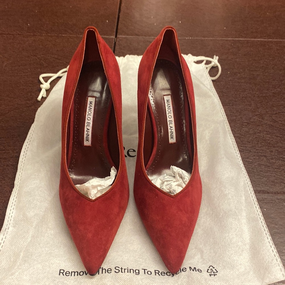 Brand New, never worn, Manolo Blahnik rust colored suede pumps.